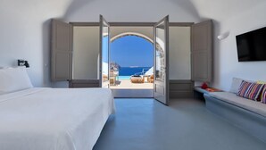 Cave Suite Infinity Pool Caldera View