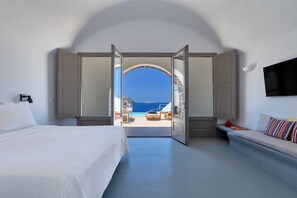 Cave Suite Infinity Pool Caldera View