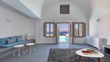 Executive Cave Suite with Private Pool | Área de estar | TV de tela plana
