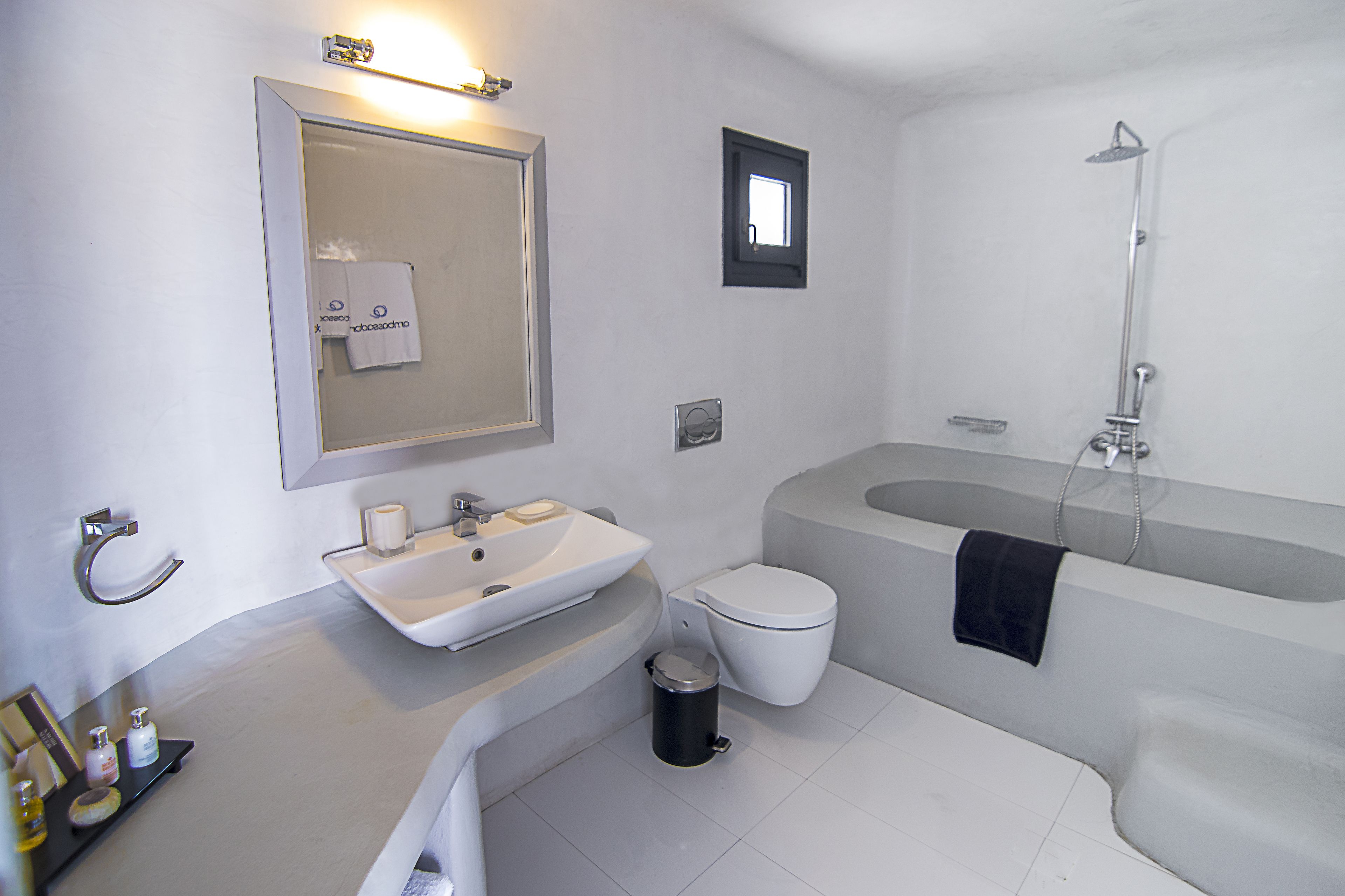 Une salle de bain moderne avec un lavabo, des toilettes et une baignoire.