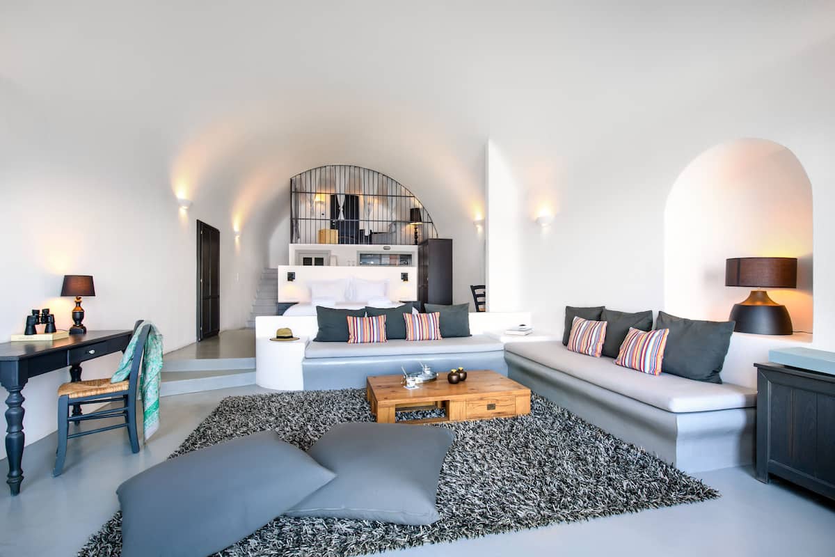 Ein modernes Wohnzimmer mit einer Couch, einem Couchtisch und einem gemusterten Teppich.