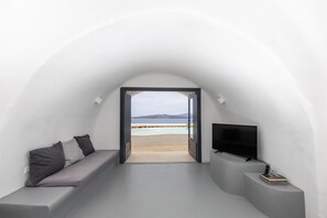 Premium bedding, down comforters, Select Comfort beds, minibar - Grand Ambassador Santorini Hotel (Santorini)