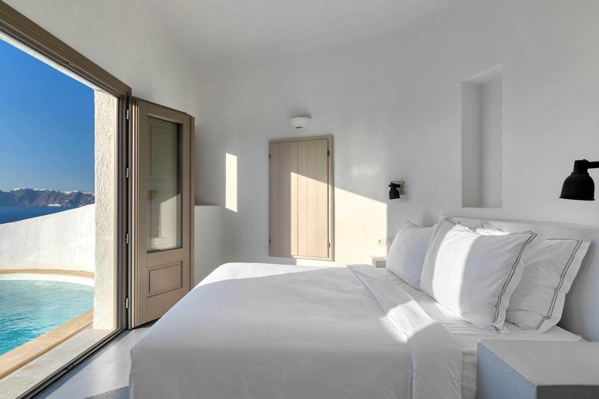 Luxury Suite with Private Pool Caldera | Ropa de cama de alta calidad y edredones de plumas