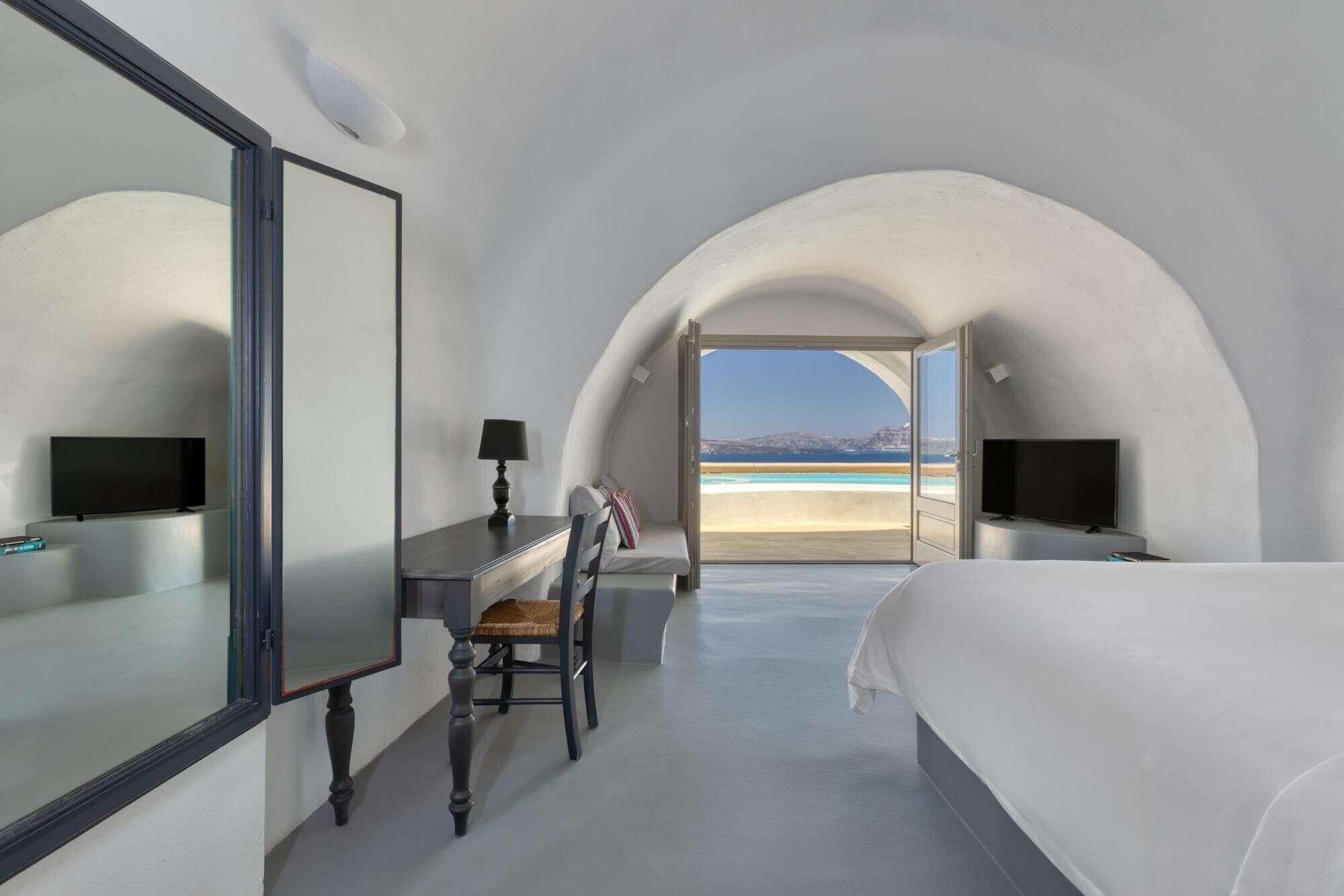 Deluxe Cave Suite with Private Pool Caldera | Ropa de cama de alta calidad y edredones de plumas