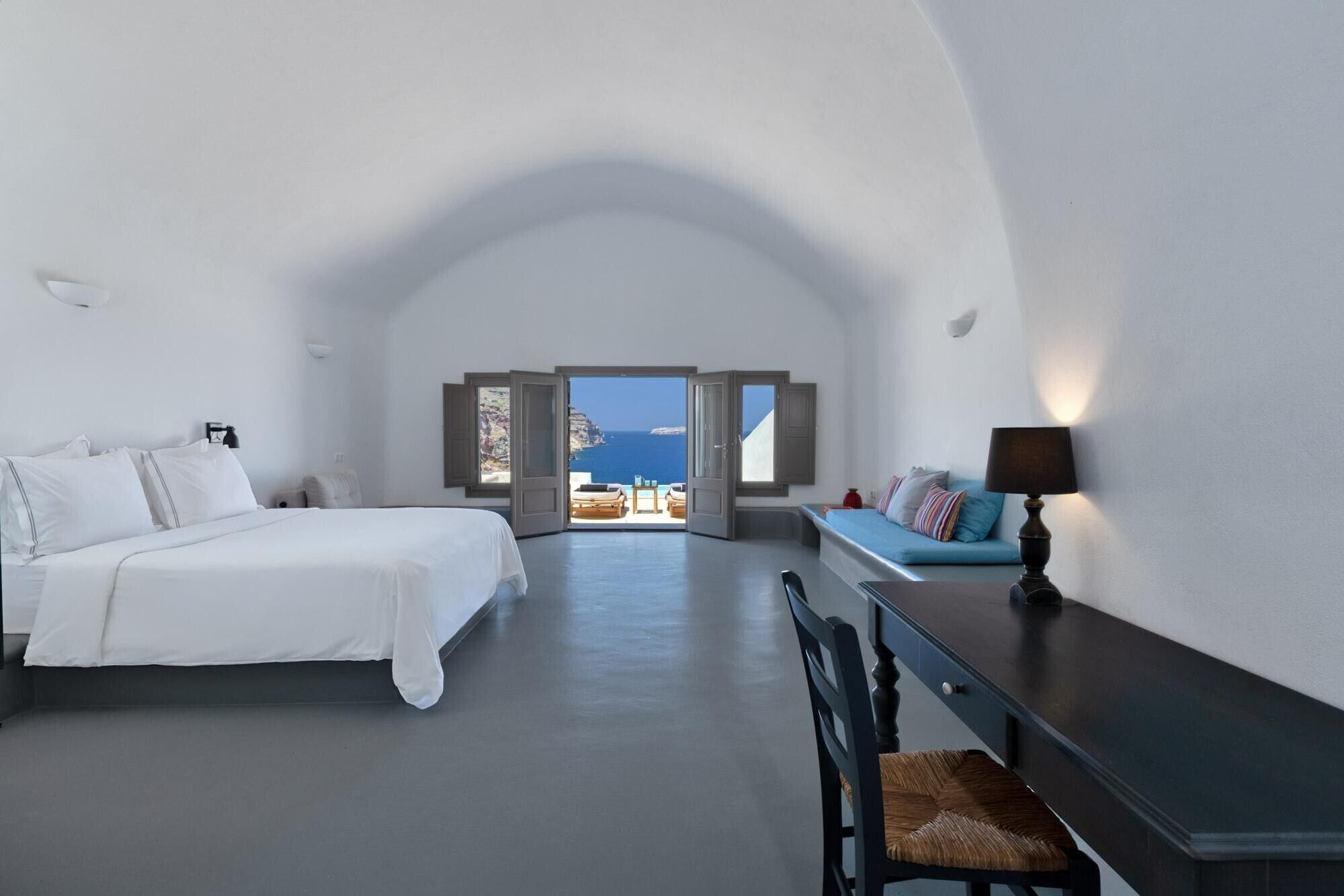 Suite with Private Pool (Infinity) | Ropa de cama de alta calidad y edredones de plumas