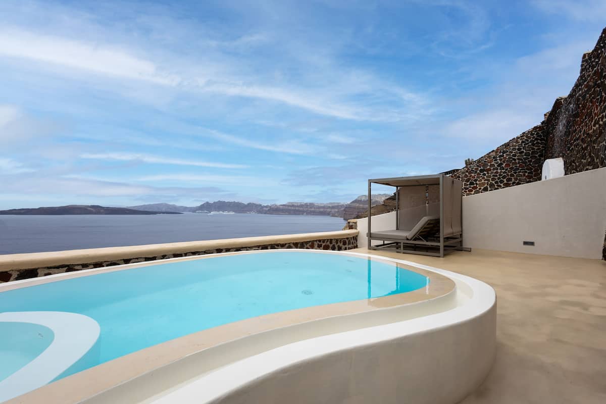 Deluxe Cave Suite with Private Pool Caldera | Ropa de cama de alta calidad, edredón, camas Select Comfort y minibar