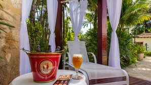 Una mesa con un balde de cerveza, un vaso de cerveza y una revista.