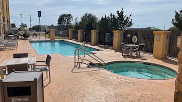 حمّام سباحة خارجي