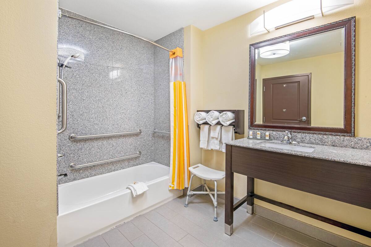 Room, 2 Queen Beds, Accessible, Non Smoking (Mobility/Hearing) | Bathroom | Hydromassage showerhead, free toiletries, hair dryer, towels