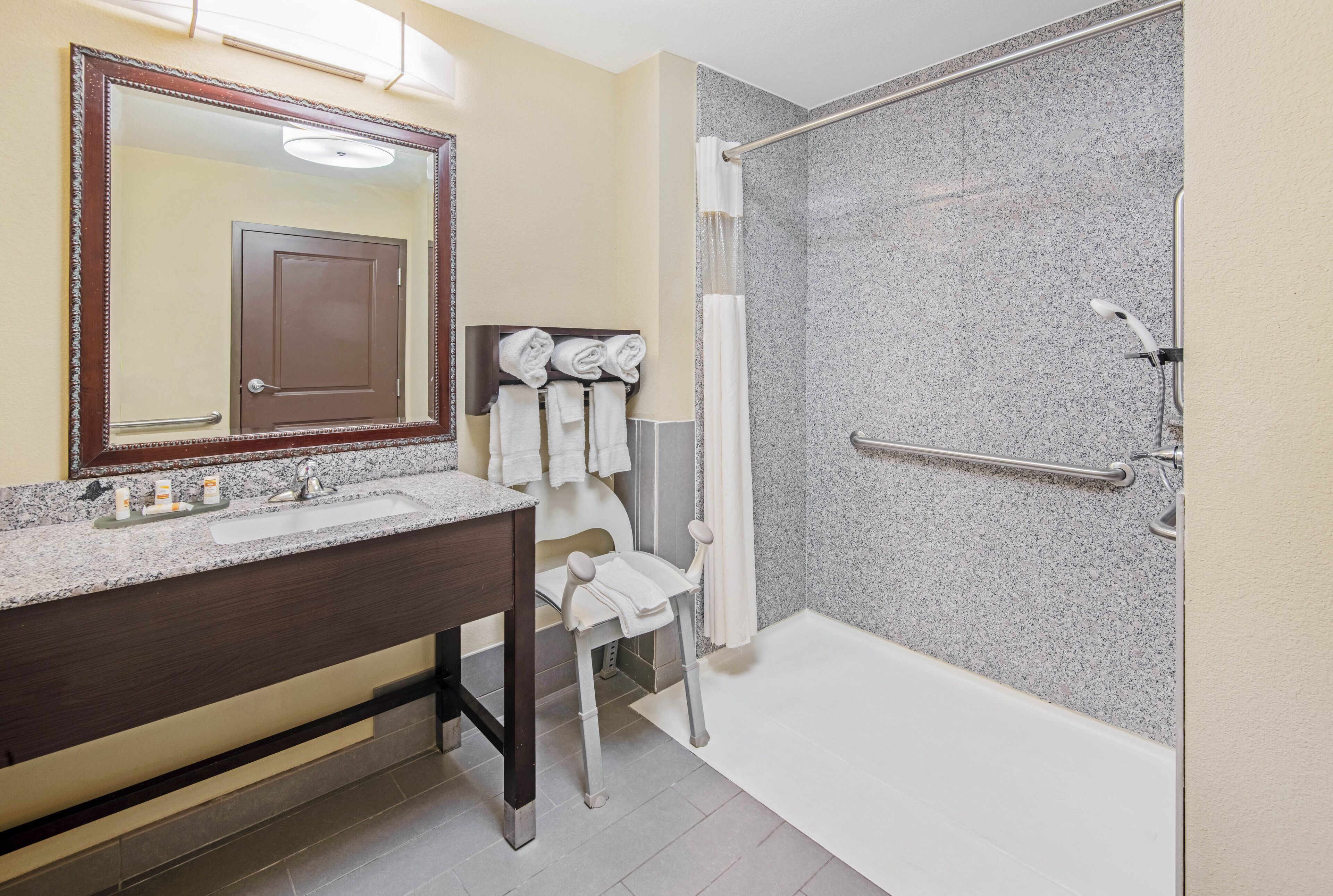 room, 1 king bed, accessible, non smoking (mobility/hearing impaired accessible) | bathroom | hydromassage showerhead, free toiletries, hair dryer, towels