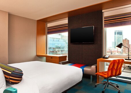 Aloft Chicago Downtown River North - Image 15