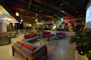 점심 식사, 저녁 식사 제공, 지역 특선 요리, 야외에서 식사