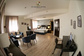 Junior Suite with Balcony (Double Bed) | 오리/거위털 이불, 미니바, 객실 내 금고, 각각 다른 스타일의 인테리어