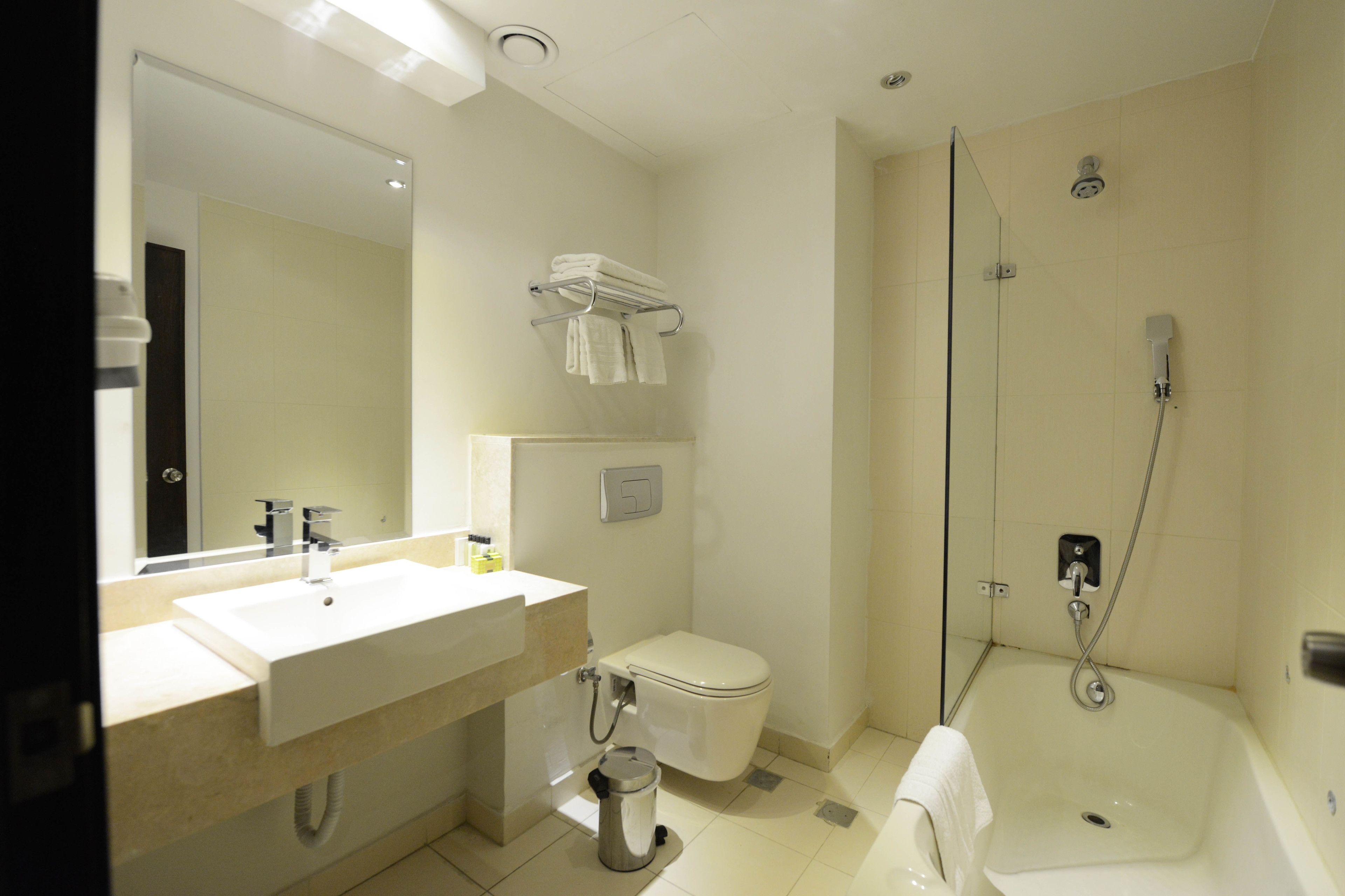 Ein modernes Badezimmer mit Waschbecken, Toilette und Dusche.