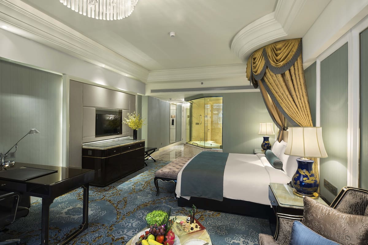 Sengetøy av topp kvalitet, dundyner, minibar og safe på rommet