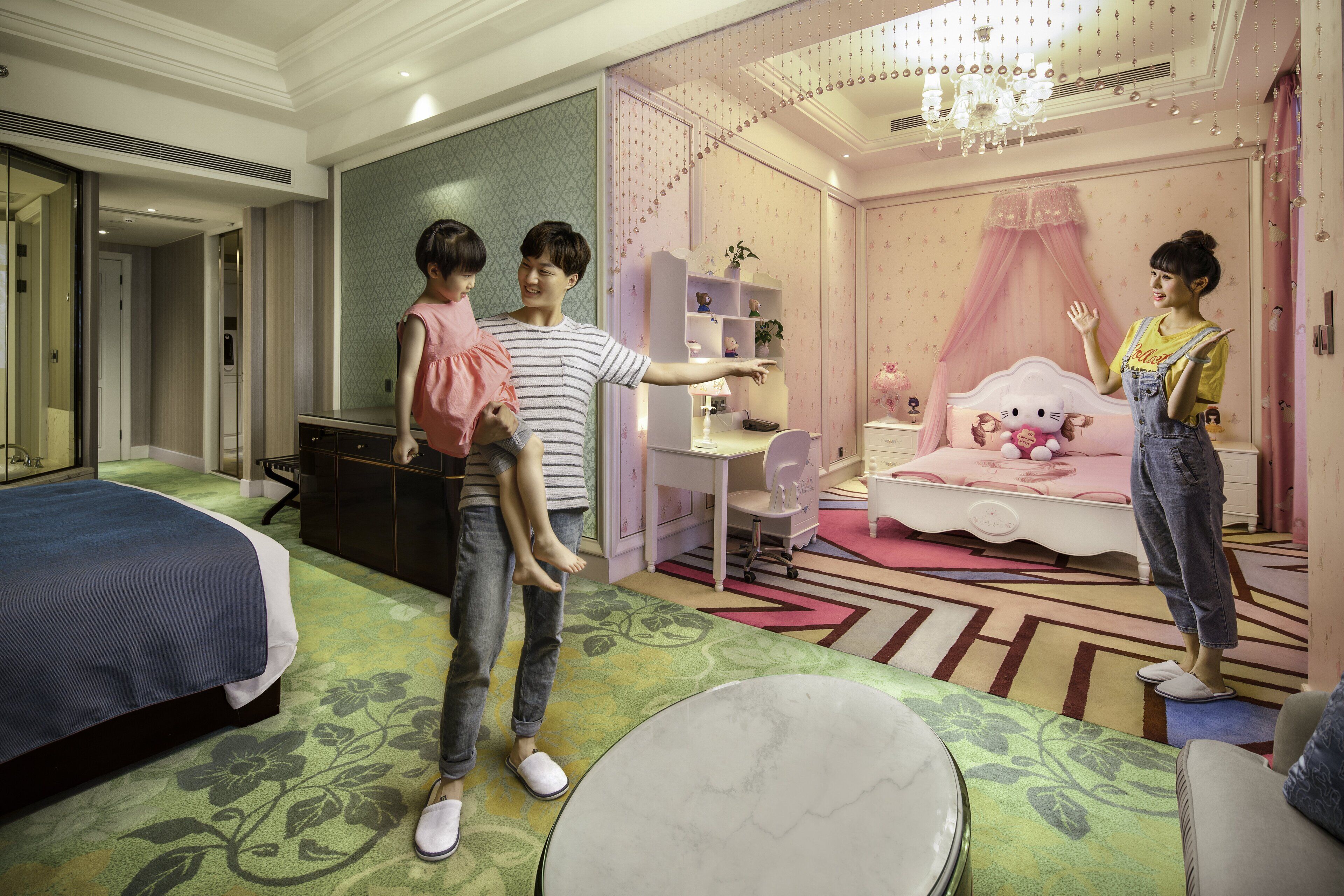 Sengetøy av topp kvalitet, dundyner, minibar og safe på rommet