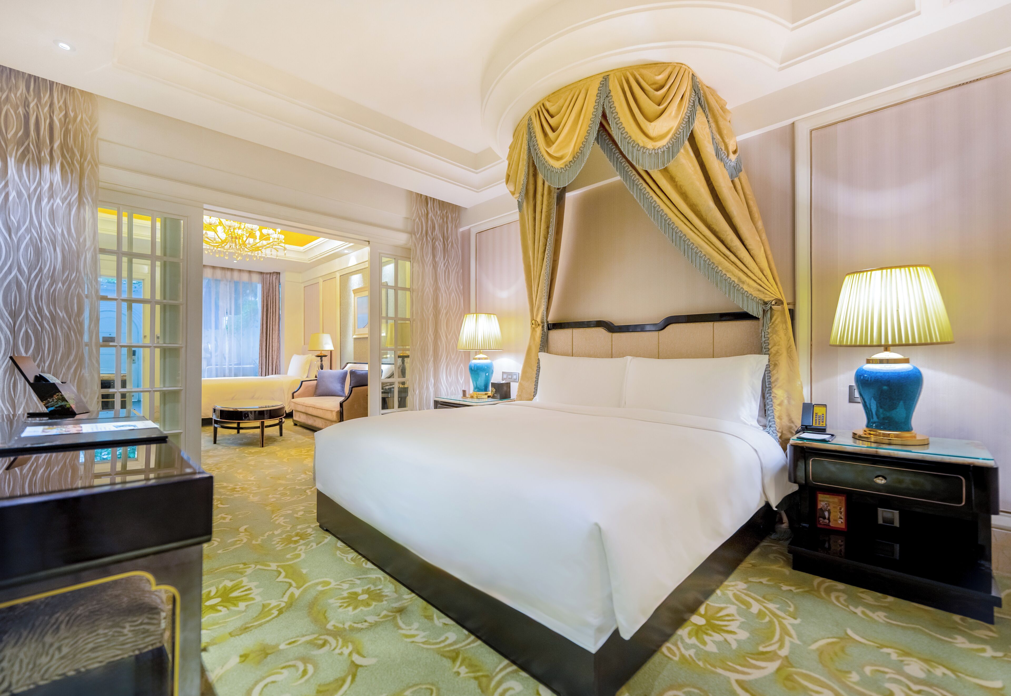 Suite, 1 soverom, bakgårdsutsikt | Sengetøy av topp kvalitet, dundyner, minibar og safe på rommet