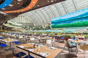 3 restaurants, breakfast, lunch, dinner served; international cuisine