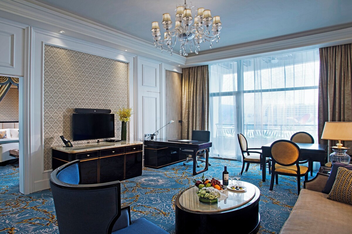 Suite, 1 habitación (High Floor) | Ropa de cama de alta calidad, edredón y minibar 