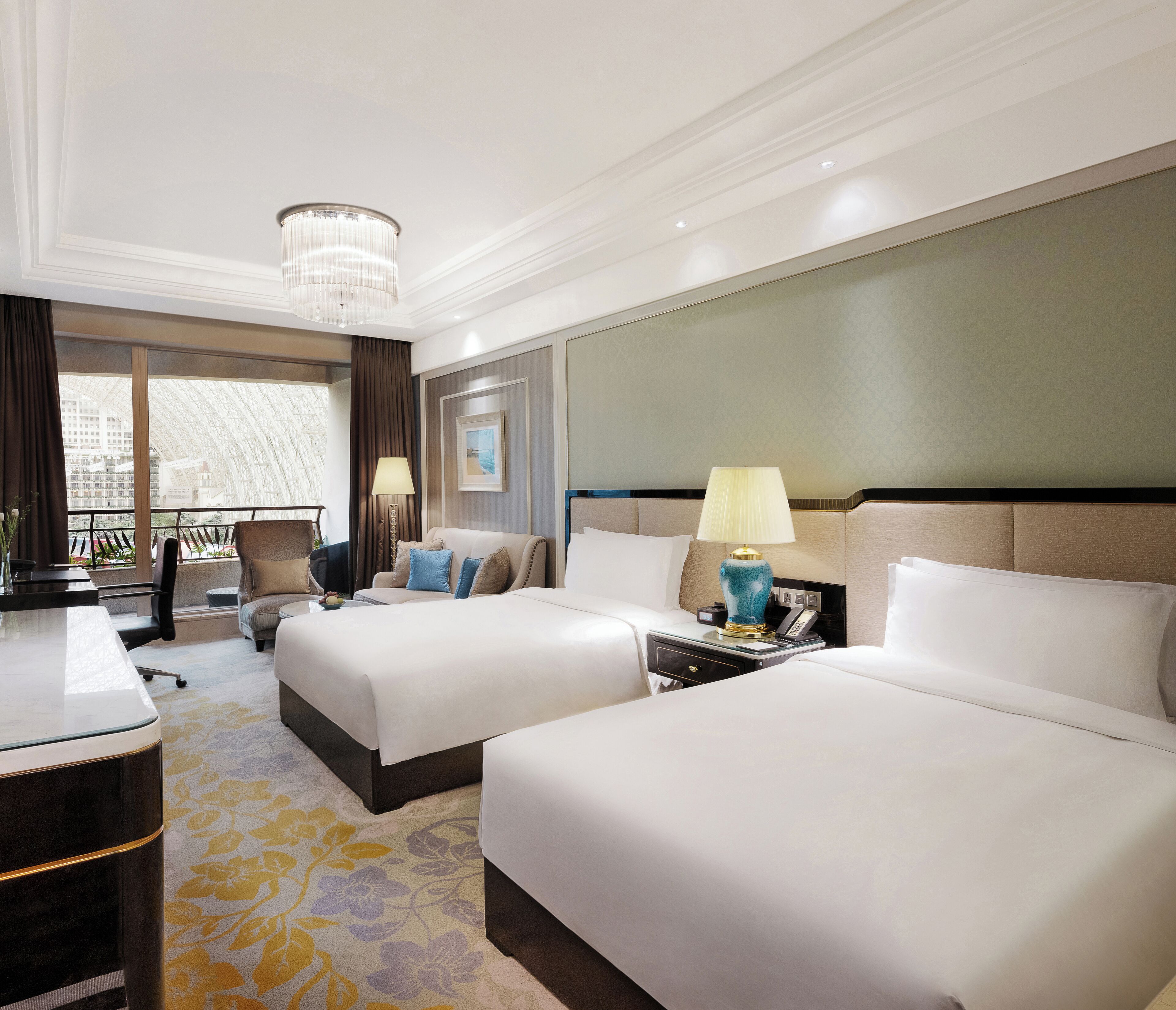 Rom – classic, 2 dobbeltsenger | Sengetøy av topp kvalitet, dundyner, minibar og safe på rommet