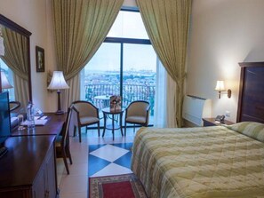 Minibar, in-room safe, individually decorated, individually furnished - Atlantic Palace Hotel (Pointe-Noire)