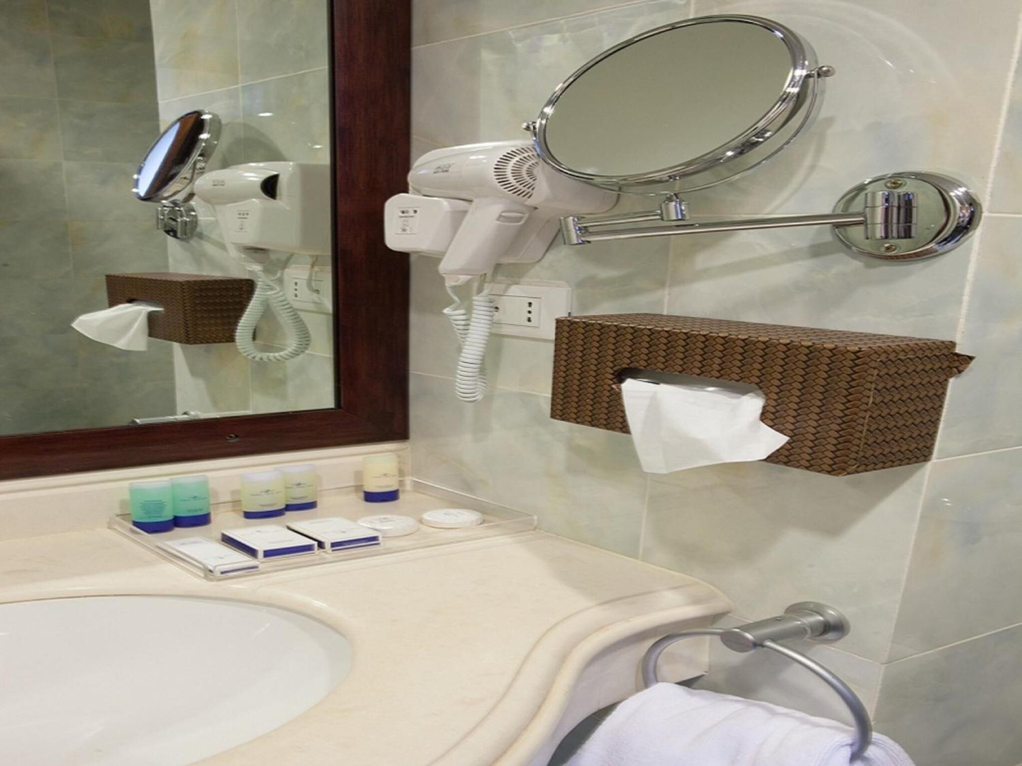 bathtub, jetted bath, hydromassage showerhead, free toiletries