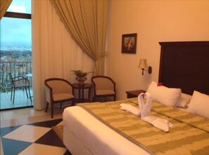 Minibar, in-room safe, individually decorated, individually furnished - Atlantic Palace Hotel (Pointe-Noire)