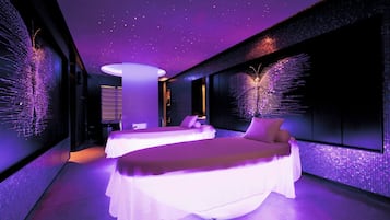 Behandelingskamers voor koppels, een sauna, een bubbelbad, een stoombad