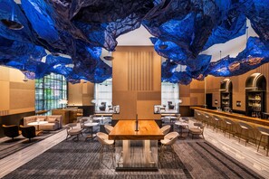 2 bars-salons, bar dans la piscine, bar attenant à la piscine
