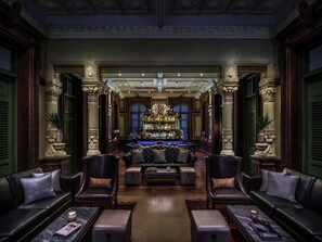 7 من المطاعم، حيث تُقدم وجبات الإفطار، الغداء، العشاء، الأطباق العالمية