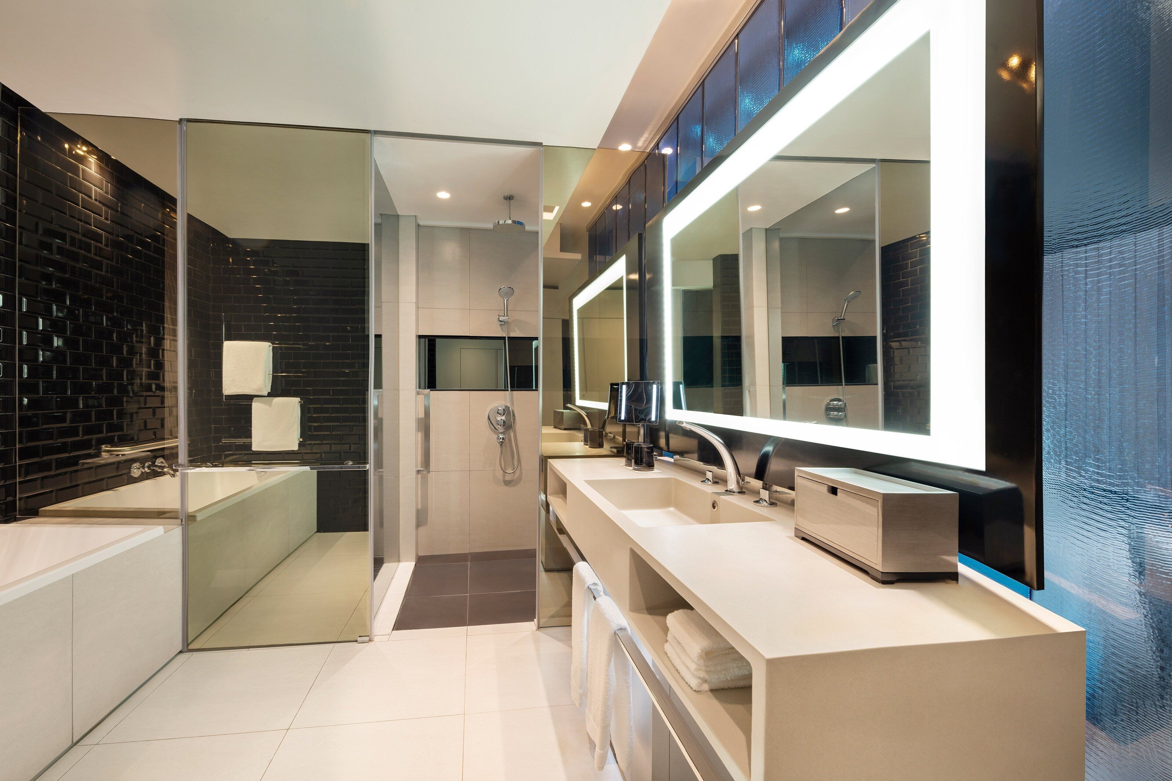 standard room, 1 king bed, non smoking | bathroom | separate bathtub and shower, jetted bath, rainfall showerhead