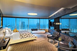 Penthouse II, 1 Bedroom | Couette en duvet, lit avec matelas à plateau-coussin, minibar