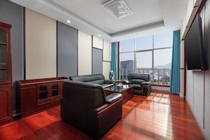 Suite, Non Smoking, Mountain View (1 King Bed, 2 Single Beds) | 1 bedroom