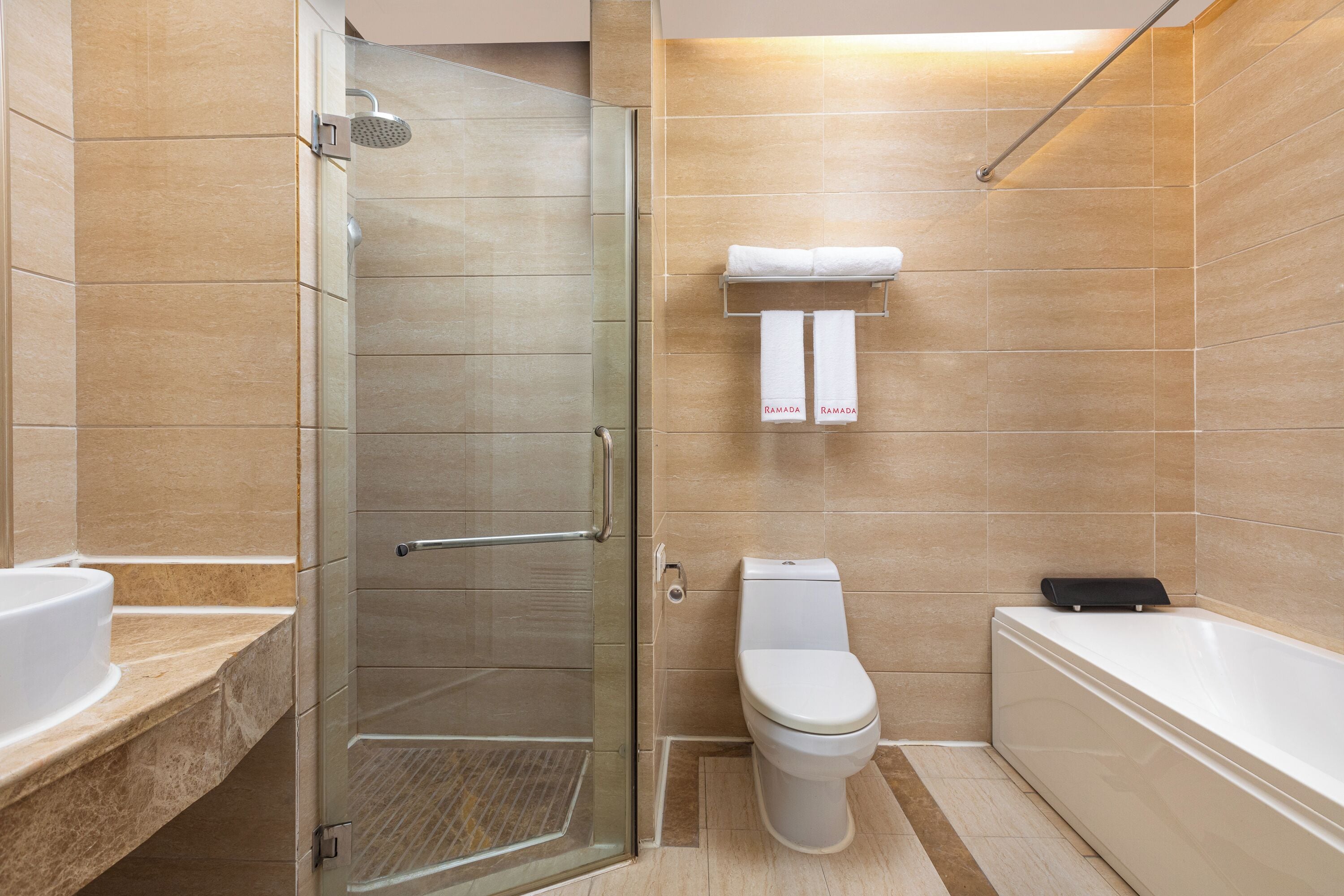 Suite, para no fumadores, vista a la montaña (1 King Bed, 2 Single Beds) | Baño