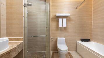 Suite, para no fumadores, vista a la montaña (1 King Bed, 2 Single Beds) | Baño