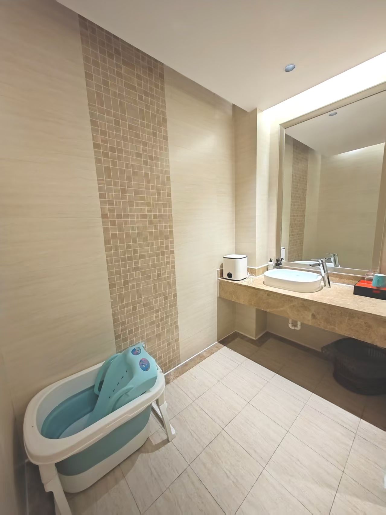 Un baño con bañera, lavamanos y espejo.