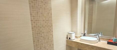 Un baño con bañera, lavamanos y espejo.