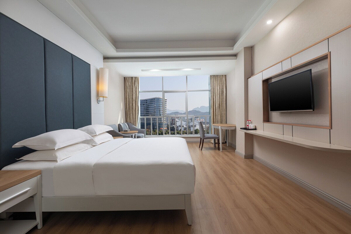 Suite, Non Smoking, Mountain View (1 King Bed, 2 Single Beds)