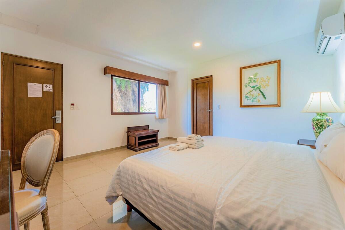 Escritorio, tabla de planchar con plancha, wifi gratis y ropa de cama 