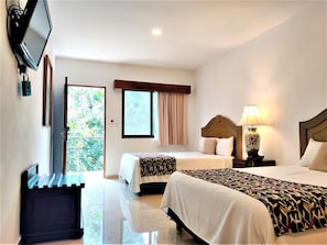 Habitación doble Deluxe | Escritorio, tabla de planchar con plancha, wifi gratis y ropa de cama