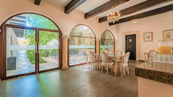 Breakfast served, international cuisine