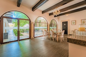 Se sirven desayunos y cocina internacional