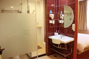 Gratis toiletartikelen, een haardroger, pantoffels