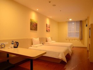 A hotel room with two beds, a table, and a window with curtains. - Hanting Express Dandong Train Station (Dandong)