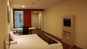 A hotel room with a bed, a desk, and a television. - Hanting Express Dandong Train Station (Dandong)