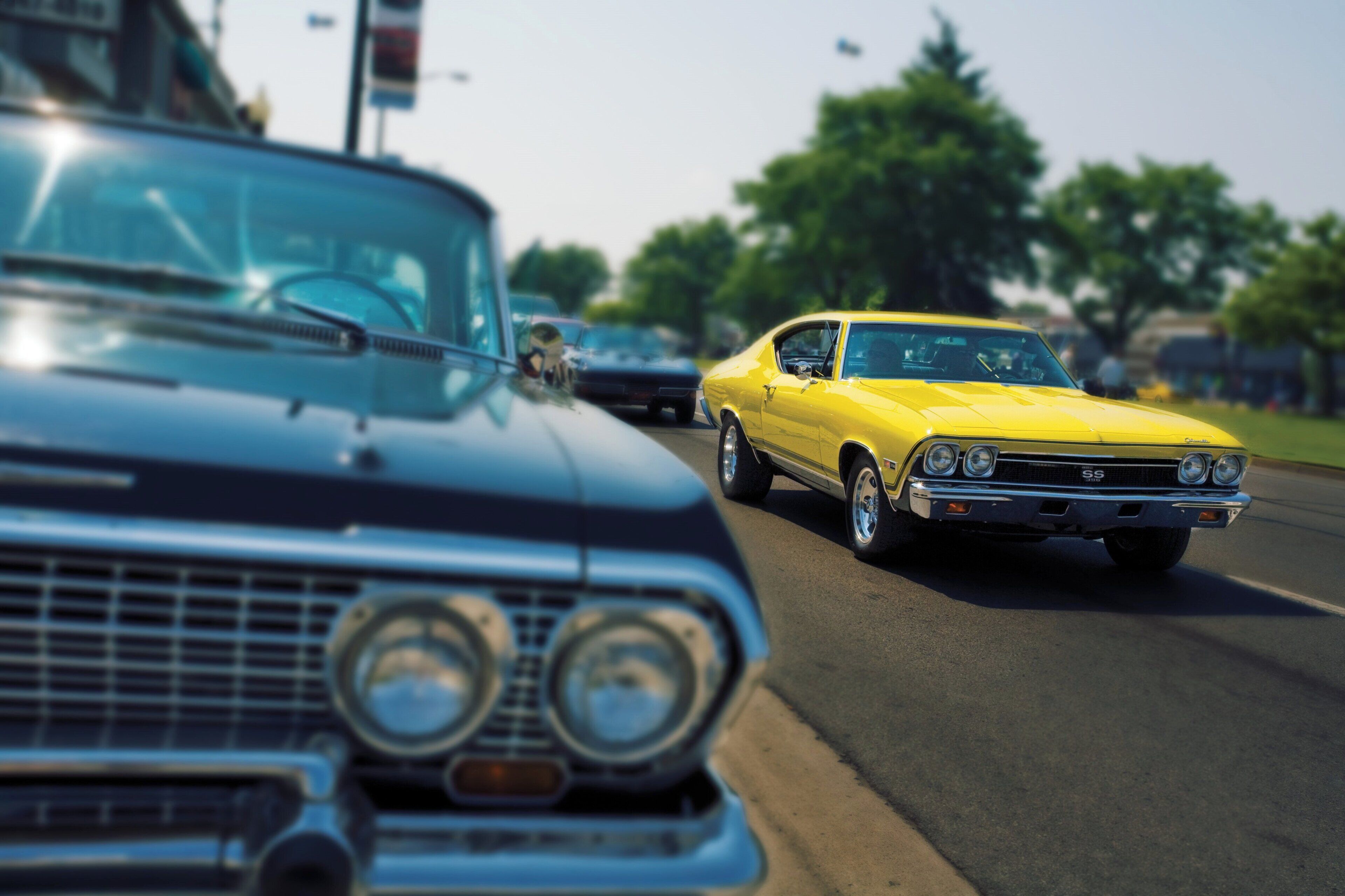 Un coche clásico con una parrilla delantera destacada y faros redondos.