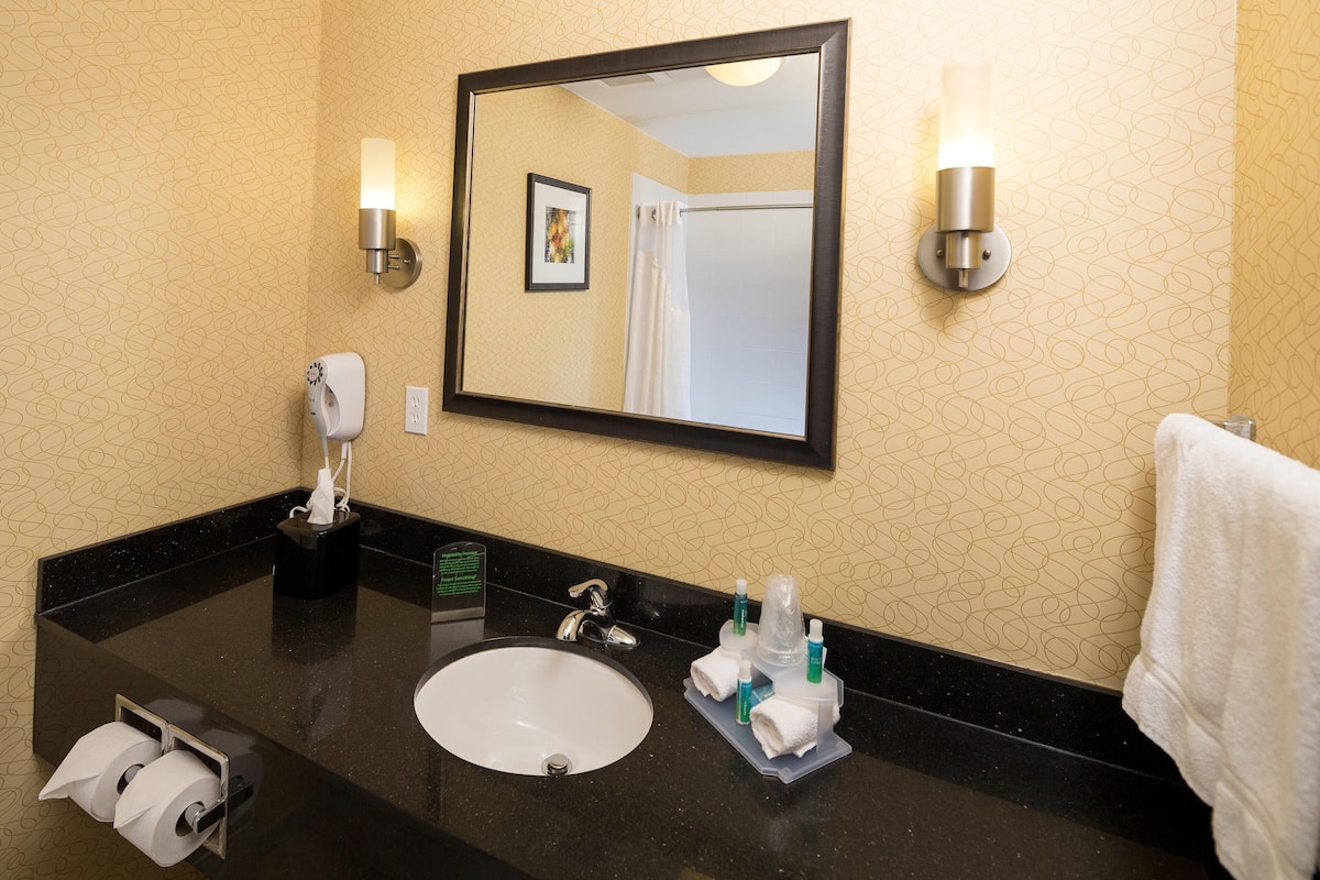 Bathroom | Combined shower/tub, hydromassage showerhead, free toiletries