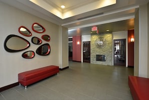 Lobby - Holiday Inn Express & Suites Utica by IHG (Utica)