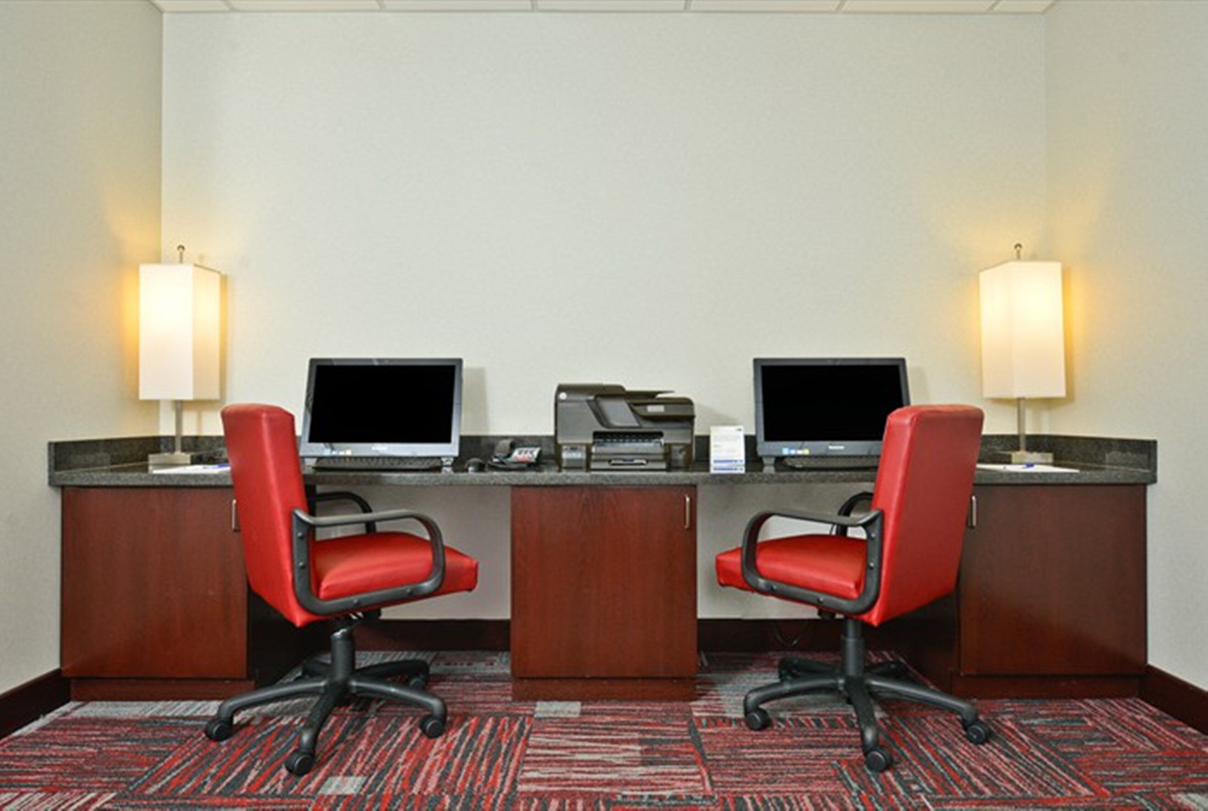 Photo - Holiday Inn Express & Suites Utica