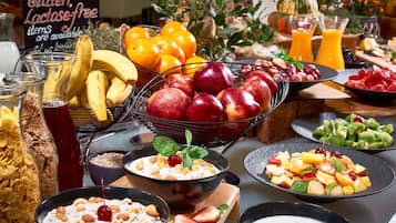 朝食 (ビュッフェ)、毎日提供 (1 名様 15 EUR)